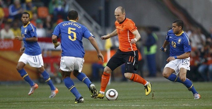 Melo (số 5) cùng Dani Alves (số 13) và Robinho (số 11) trong một tình huống ngăn pha đi bóng của Robben ở tứ kết World Cup 2010. Ảnh: Reuters