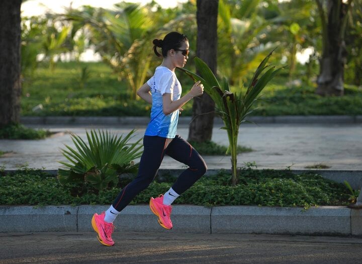 Lê Thị Tuyết là đương kim vô địch cự ly marathon.