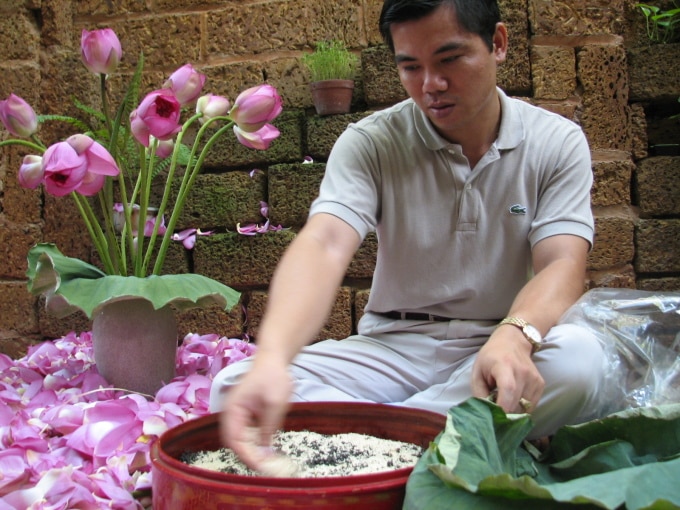 Nghệ nhân Sướng ướp gạo sen cùng lá trà. Ảnh: NVCC