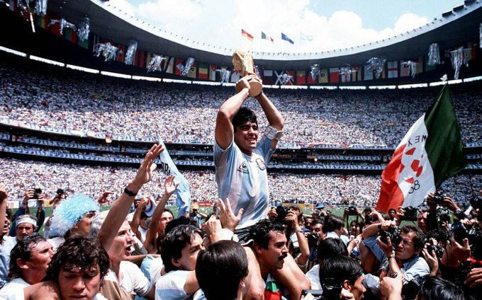 Maradona được các đồng đội và người hâm mộ công kênh, sau khi giúp Argentina vô địch World Cup 1986. Ảnh: Sports Photography