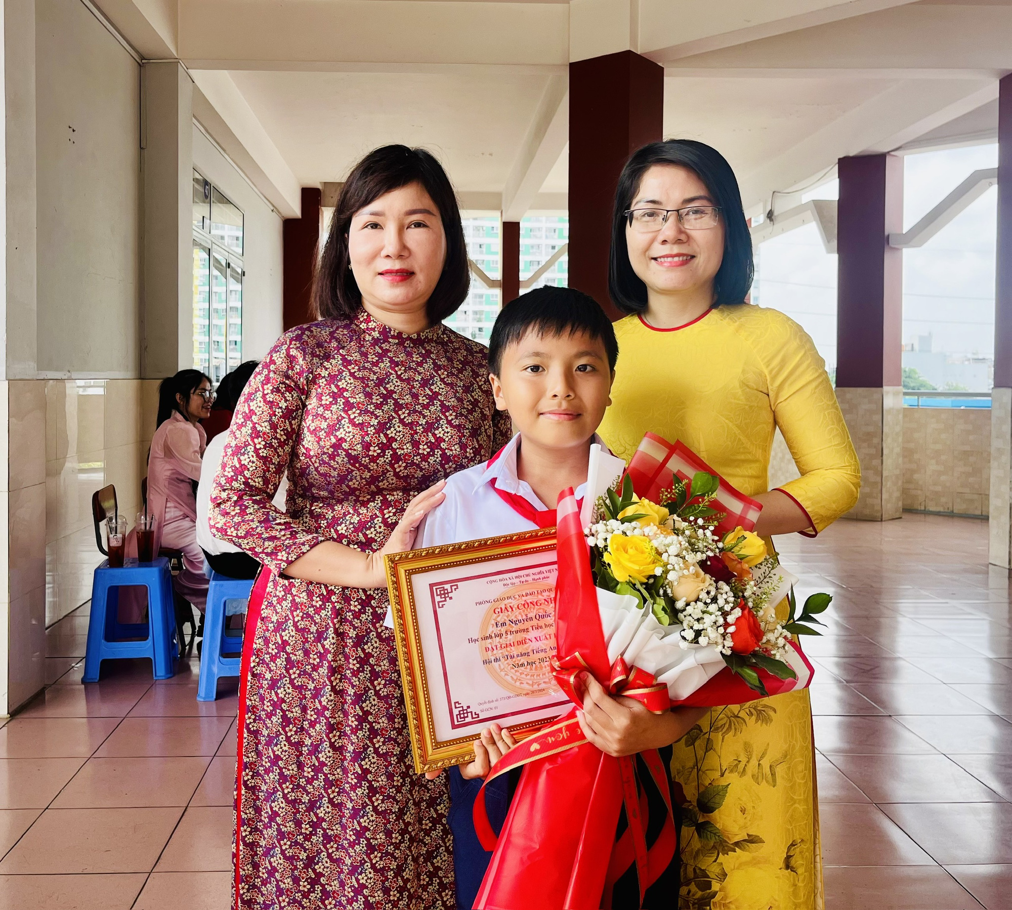 Bất ngờ học sinh tiểu học làm phim bằng tiếng Anh- Ảnh 3. Em Nguyễn Anh Tuấn bên thầy cô khi nhận giấy khen cho cá nhân có diễn xuất hay nhất từ hội thi - Ảnh: MỸ DUNG
