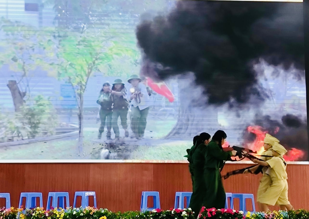 Bất ngờ học sinh tiểu học làm phim bằng tiếng Anh- Ảnh 2. Một cảnh trong bộ phim về địa đạo Phú Thọ Hòa - Ảnh: MỸ DUNG