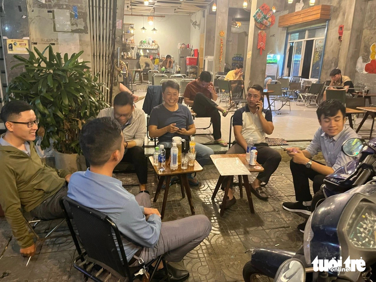 Người Đà Nẵng hợp sức tìm 30 cuốn hộ chiếu trong đêm: Sức mạnh từ lòng tốt- Ảnh 4. Nhân viên công ty du lịch vui mừng khi nhận tin có người nhặt được 30 cuốn hộ chiếu - Ảnh: NVCC