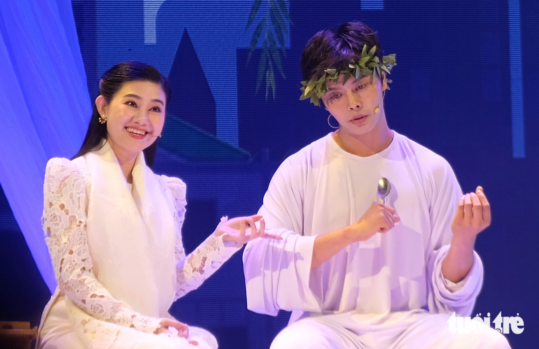 Nghệ sĩ Quế Trân (trái) và Võ Minh Lâm thể hiện lại trích đoạn Cô đào hát tối 28-3 - Ảnh: LINH ĐOAN