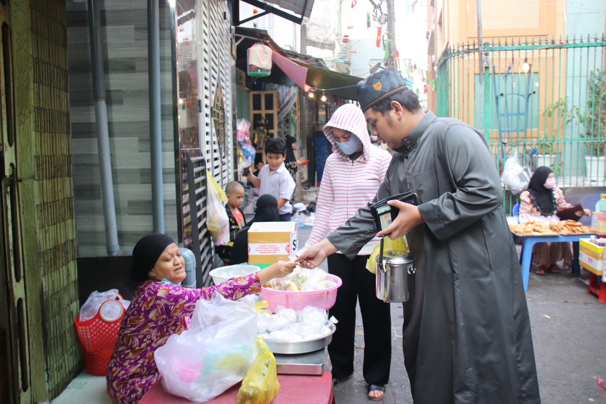 Khám phá khu chợ hoạt động vào lễ Ramadan của người đạo Hồi giữa lòng TPHCM ảnh 6