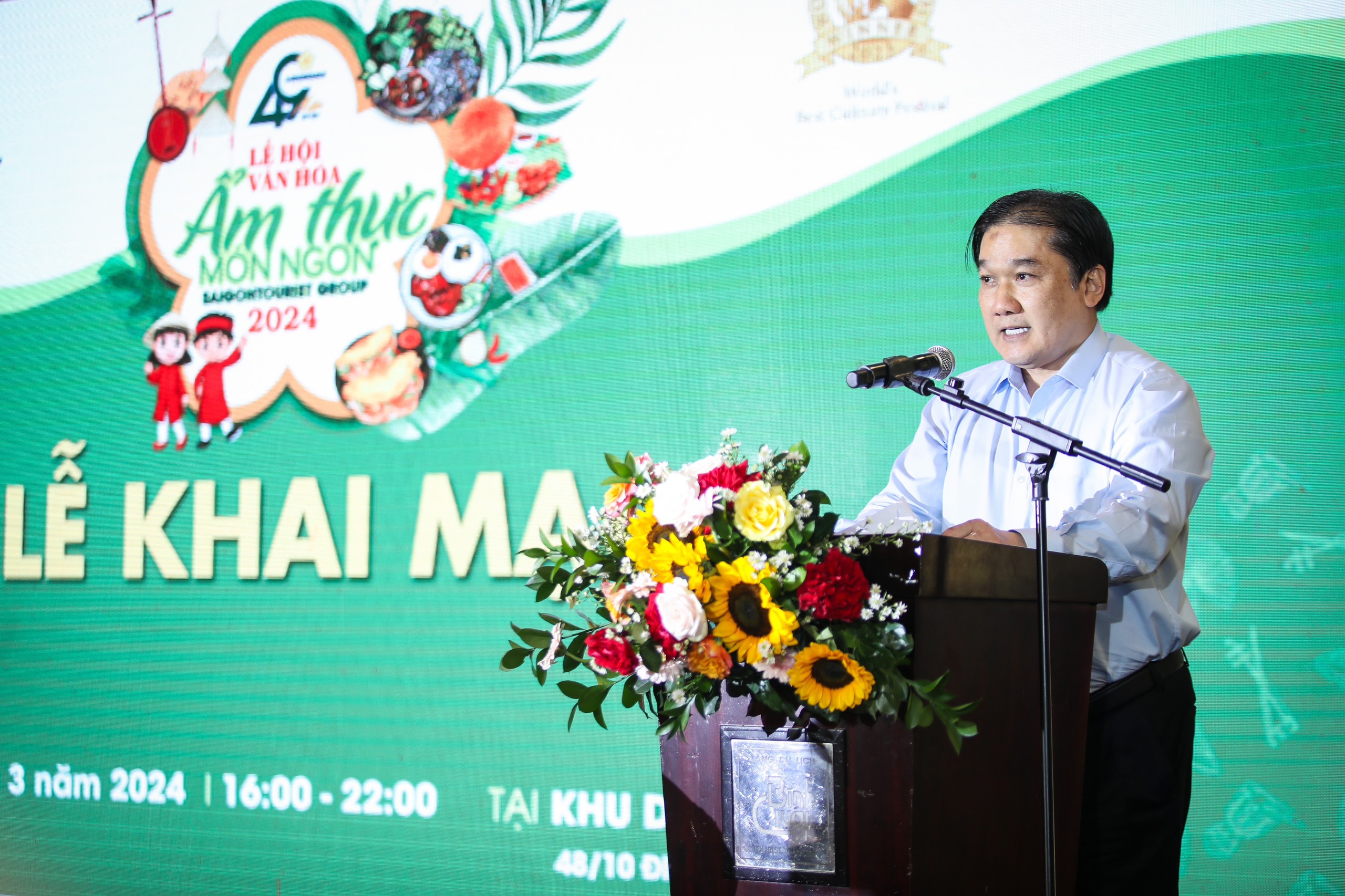 Ông Trương Đức Hùng cho biết, trước ngày khai mạc lễ hội đã bán được tới 10.000 vé - Ảnh: Nhật Thịnh Ông Trương Đức Hùng cho biết, trước ngày khai mạc lễ hội đã bán được tới 10.000 vé - Ảnh: Nhật Thịnh