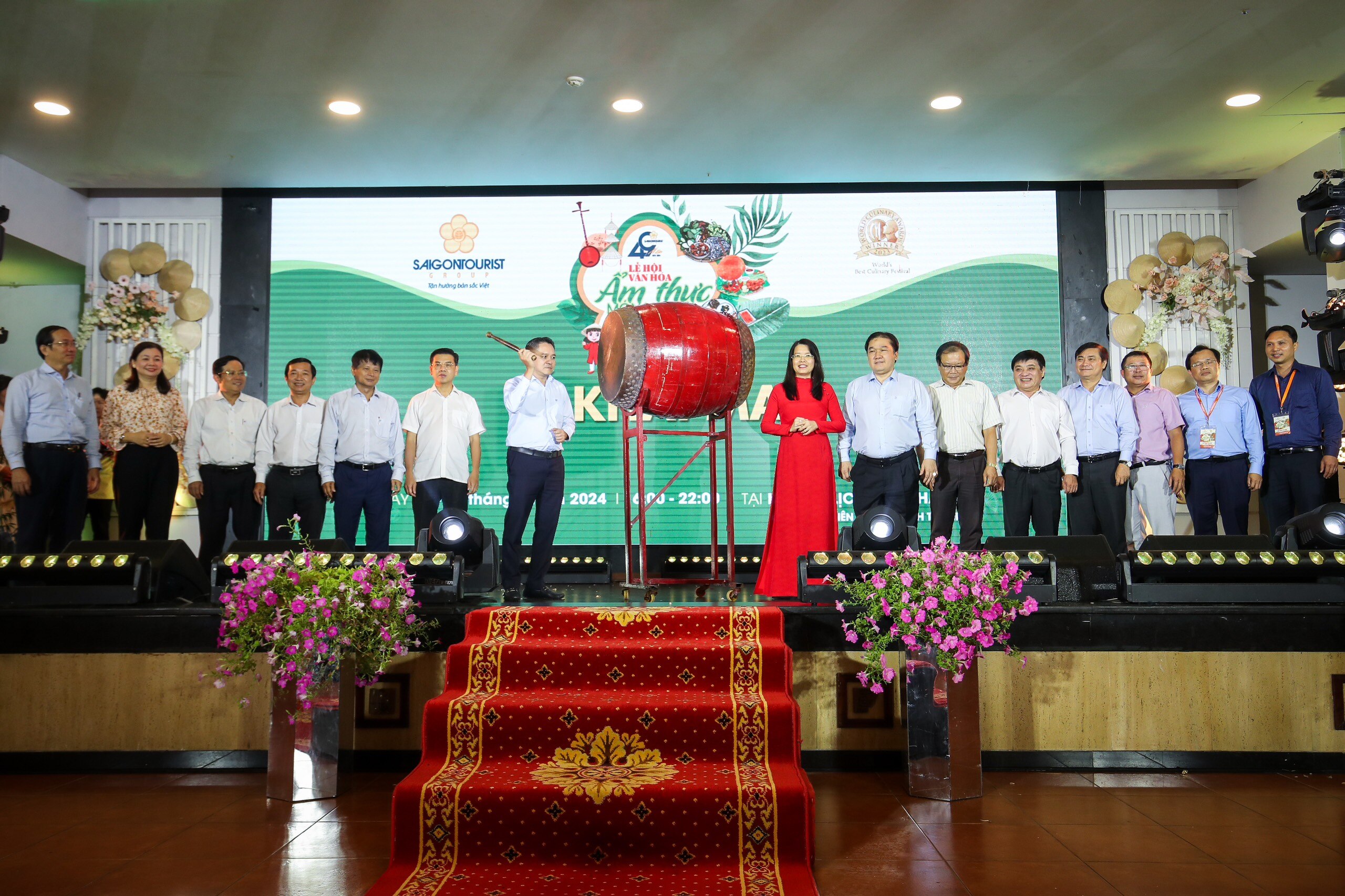 Ông Phạm Huy Bình, Chủ tịch HĐTV Saigontourist Group cùng các đại biểu tham dự chương trình đánh trống khai mạc lễ hội- Ảnh: Nhật Thịnh