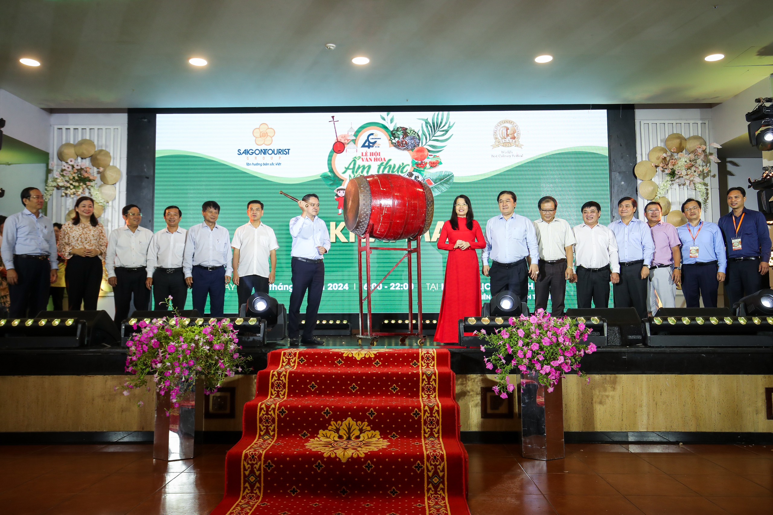 Ông Phạm Huy Bình, Chủ tịch HĐTV Saigontourist Group cùng các đại biểu tham dự chương trình đánh trống khai mạc lễ hội- Ảnh: Nhật Thịnh Ông Phạm Huy Bình, Chủ tịch HĐTV Saigontourist Group cùng các đại biểu tham dự chương trình đánh trống khai mạc lễ hội- Ảnh: Nhật Thịnh