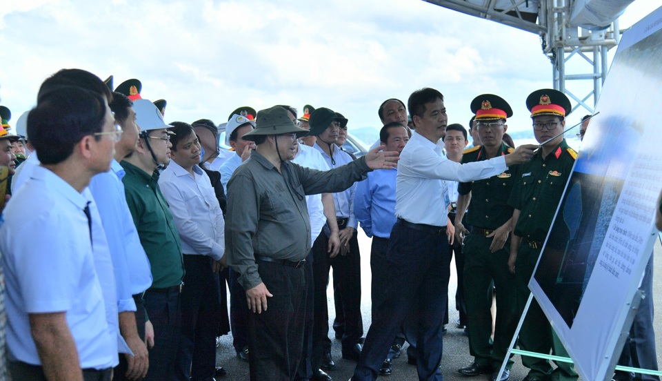 Thủ tướng Chính phủ Phạm Minh Chính kiểm tra, khảo sát Cảng hành khách quốc tế Phú Quốc. (Ảnh Phương Vũ)