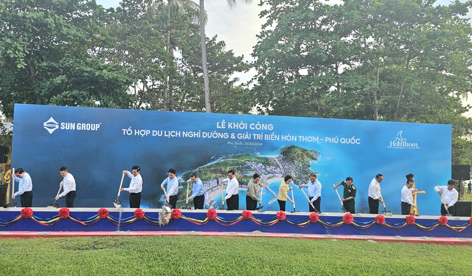 Thủ tướng Chính phủ Phạm Minh Chính cùng các đại biểu tham dự lễ khởi công một dự án trên đảo Phú Quốc. (Ảnh Hữu Tuấn)