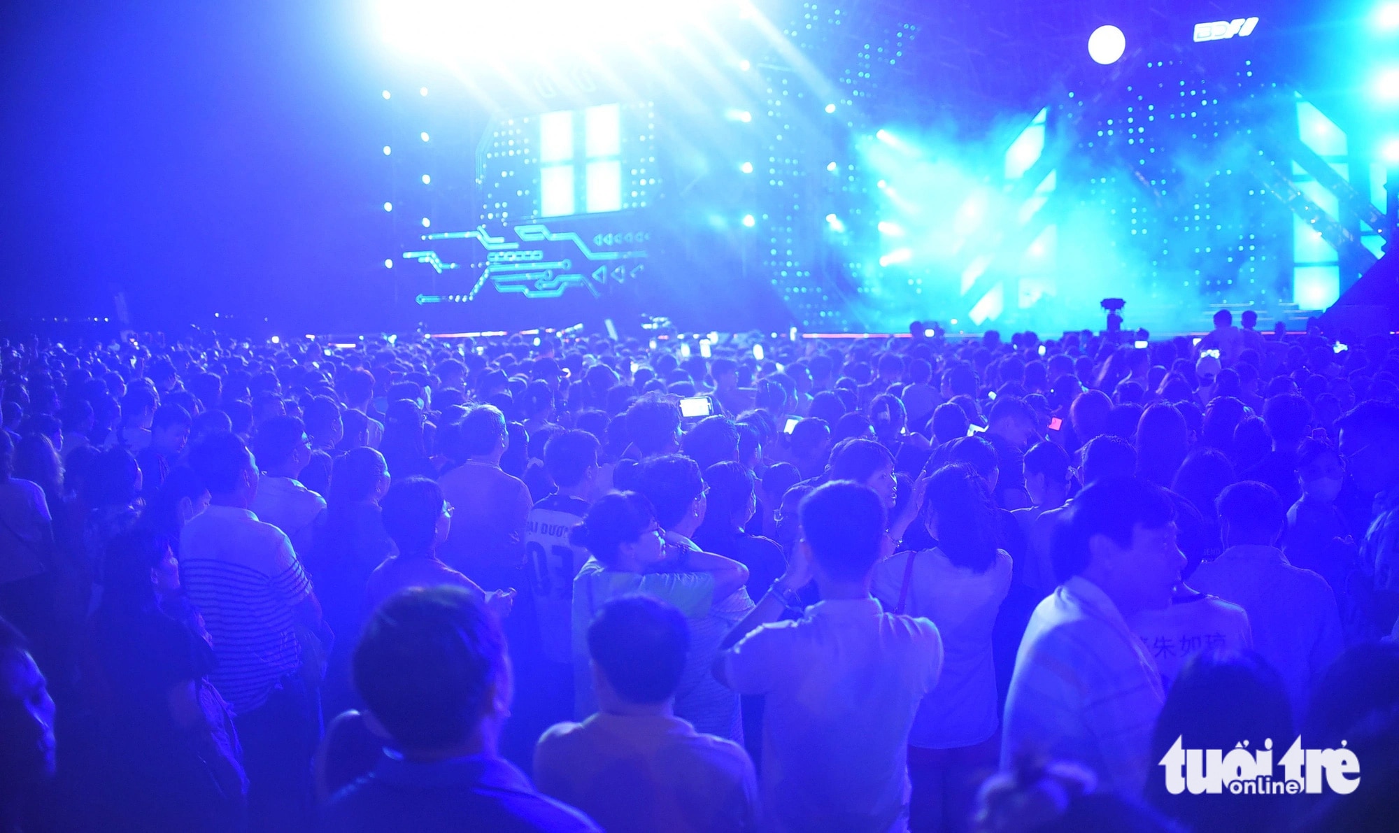 Hàng ngàn người dân Quy Nhơn và du khách có mặt tại sân khấu đầm Thị Nại thưởng thức đêm nhạc quốc tế - Ảnh: LÂM THIÊN