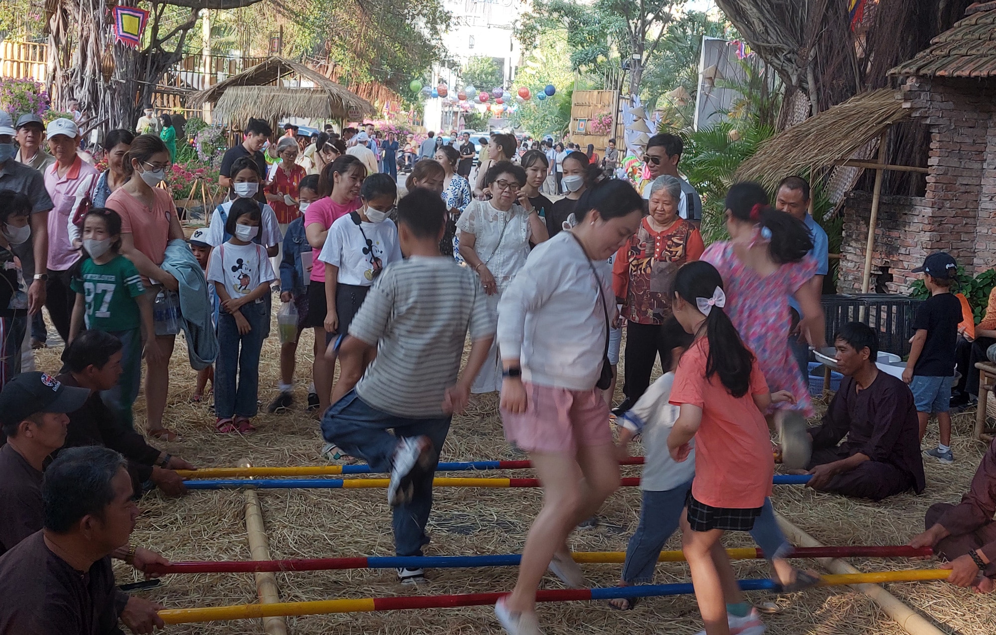 Người dân chơi nhảy sạp tại Lễ hội văn hóa ẩm thực, món ngon Saigontourist Group 2024 - Ảnh: HOÀNG LÊ