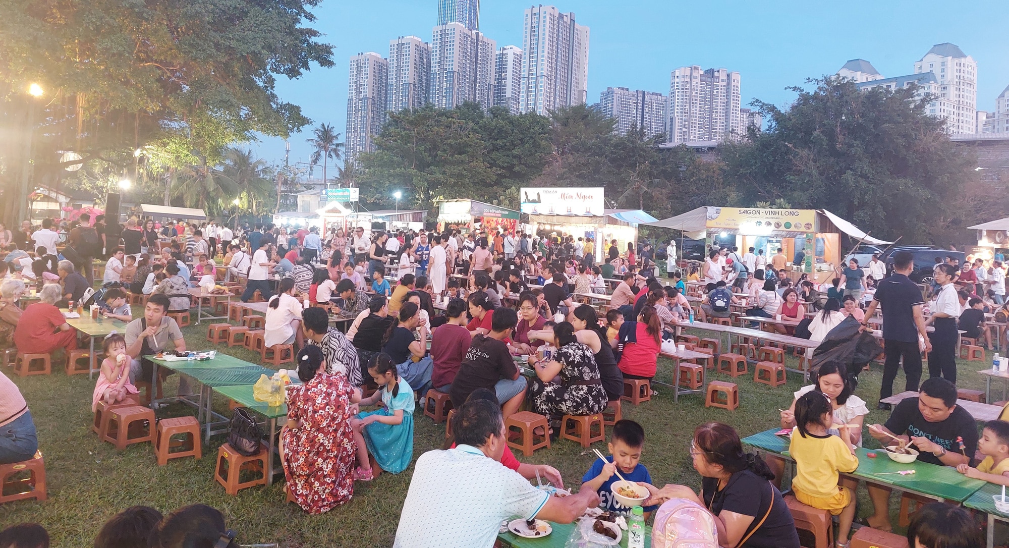 Một góc Lễ hội văn hóa ẩm thực, món ngon Saigontourist Group 2024 lúc 18h ngày 30-3. Càng về sau lượng người tới càng đông - Ảnh: HOÀNG LÊ