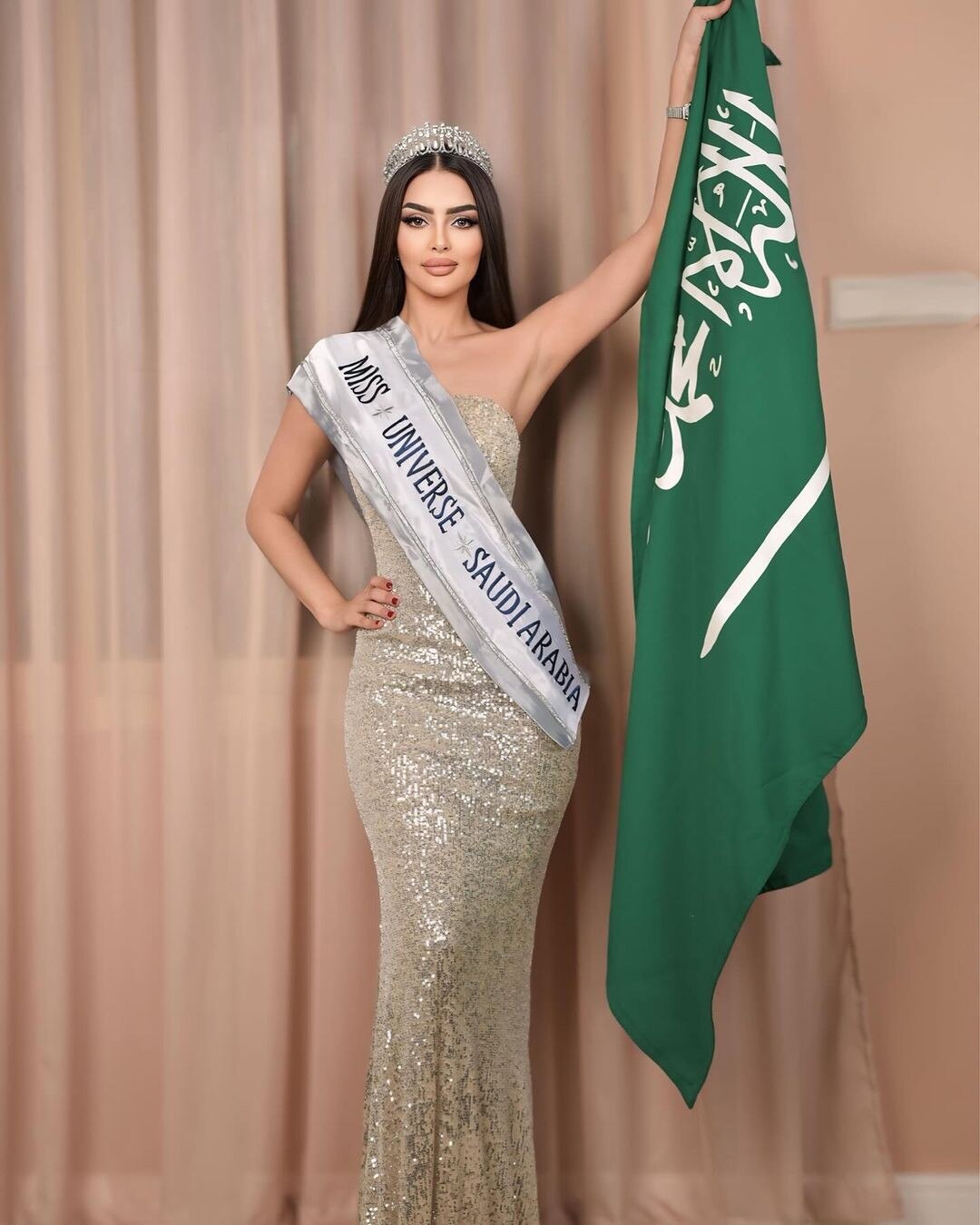 Nhan sắc gây tranh cãi của người đẹp Saudi Arabia đầu tiên thi Hoa hậu Hoàn vũ ảnh 2