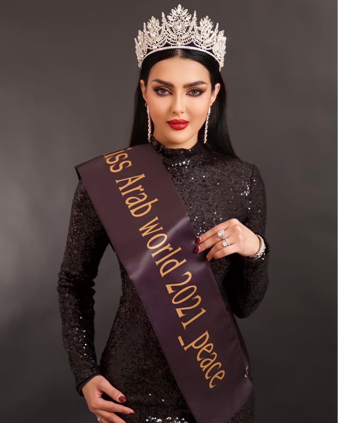 Nhan sắc gây tranh cãi của người đẹp Saudi Arabia đầu tiên thi Hoa hậu Hoàn vũ ảnh 4
