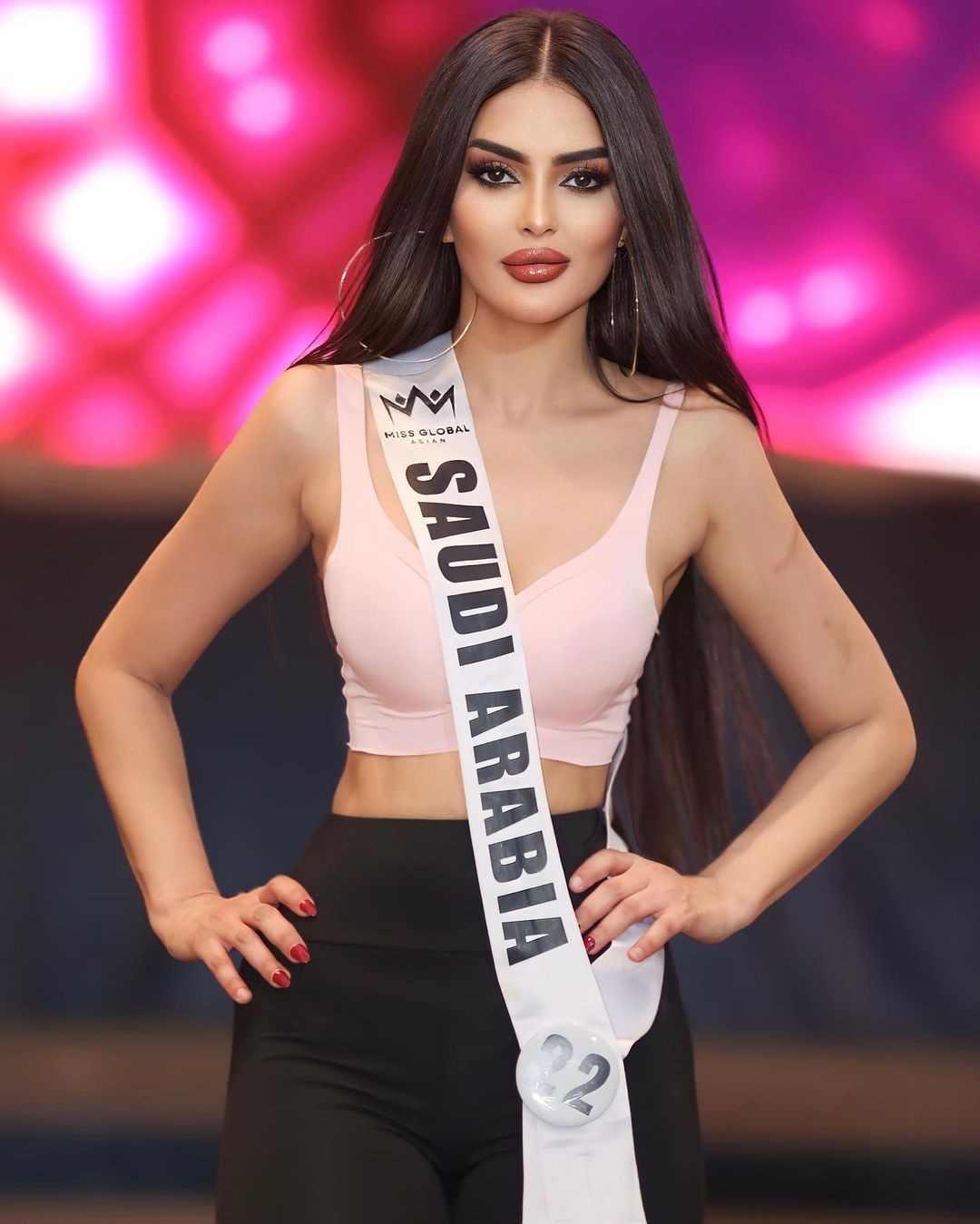 Nhan sắc gây tranh cãi của người đẹp Saudi Arabia đầu tiên thi Hoa hậu Hoàn vũ ảnh 13