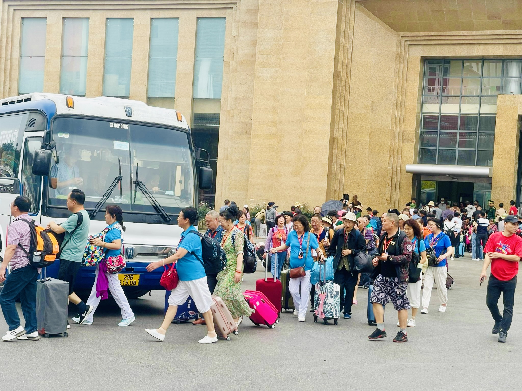 Cửa khẩu Móng Cái ùn tắc cục bộ vì khách Trung Quốc theo tour 0 đồng- Ảnh 3. Cửa khẩu Móng Cái ùn tắc cục bộ vì khách Trung Quốc theo tour 0 đồng- Ảnh 3.