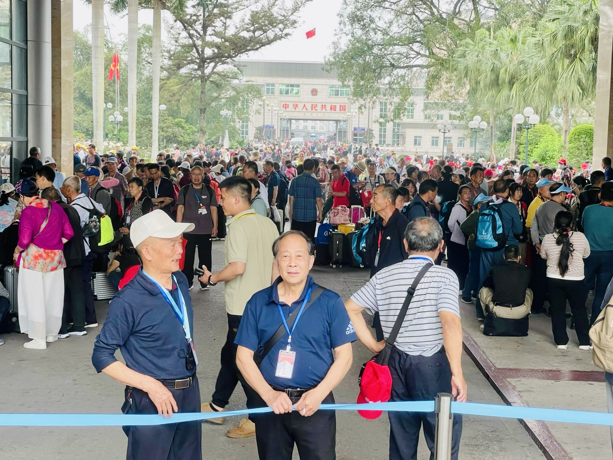 Cửa khẩu Móng Cái ùn tắc cục bộ vì khách Trung Quốc theo tour 0 đồng- Ảnh 2. Cửa khẩu Móng Cái ùn tắc cục bộ vì khách Trung Quốc theo tour 0 đồng- Ảnh 2.