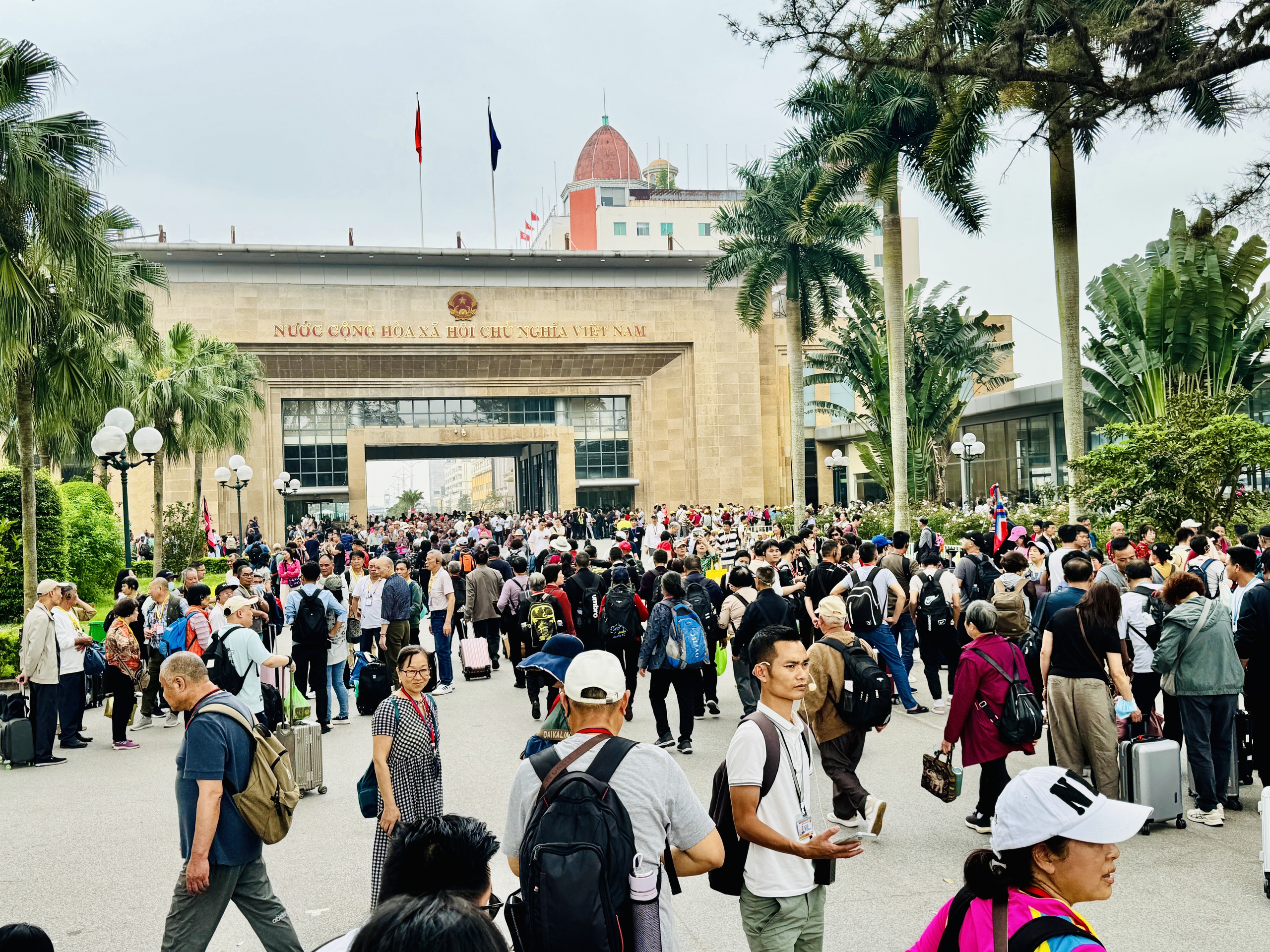 Cửa khẩu Móng Cái ùn tắc cục bộ vì khách Trung Quốc theo tour 0 đồng- Ảnh 6. Cửa khẩu Móng Cái ùn tắc cục bộ vì khách Trung Quốc theo tour 0 đồng- Ảnh 6.