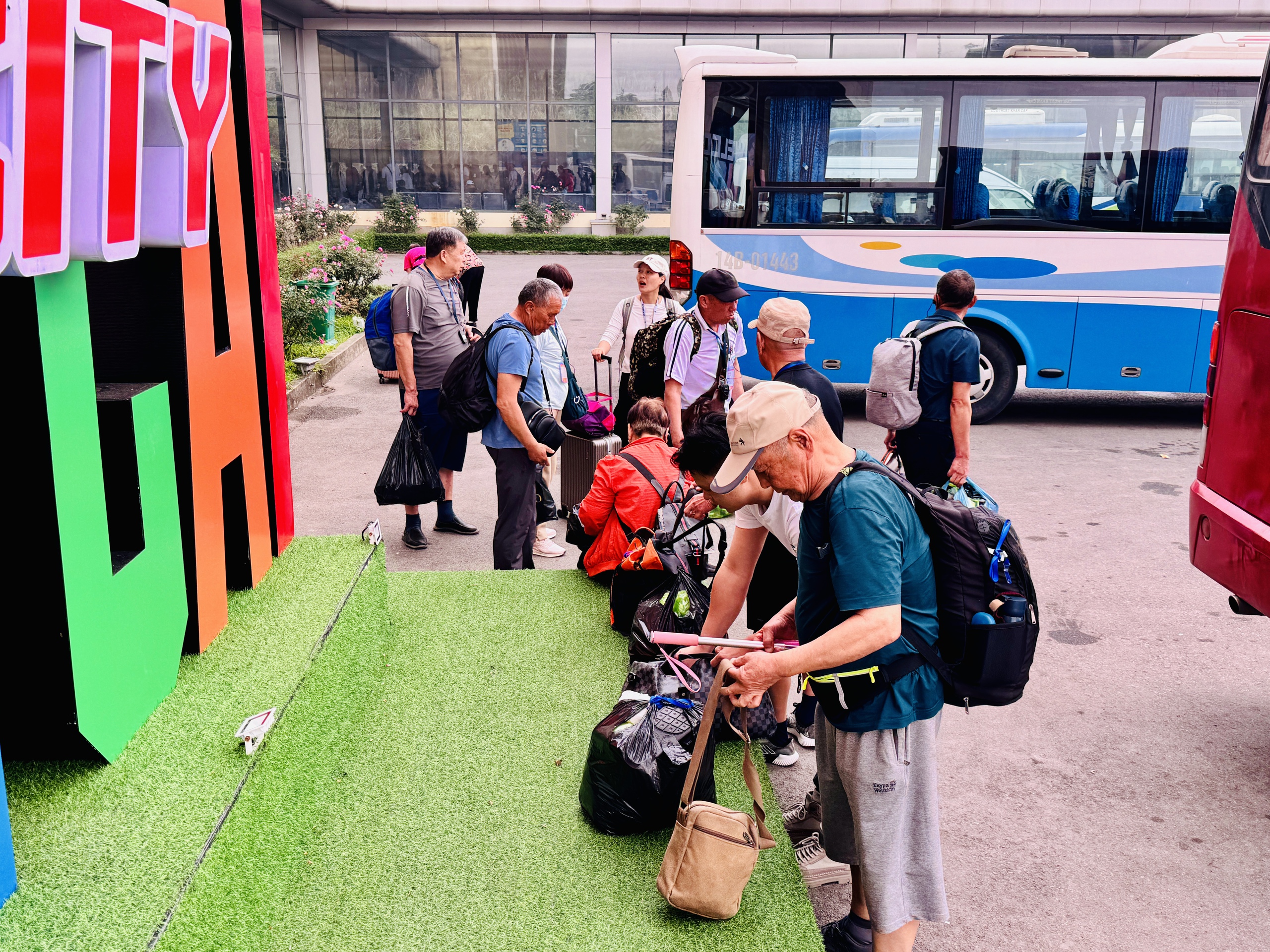 Cửa khẩu Móng Cái ùn tắc cục bộ vì khách Trung Quốc theo tour 0 đồng- Ảnh 5. Cửa khẩu Móng Cái ùn tắc cục bộ vì khách Trung Quốc theo tour 0 đồng- Ảnh 5.