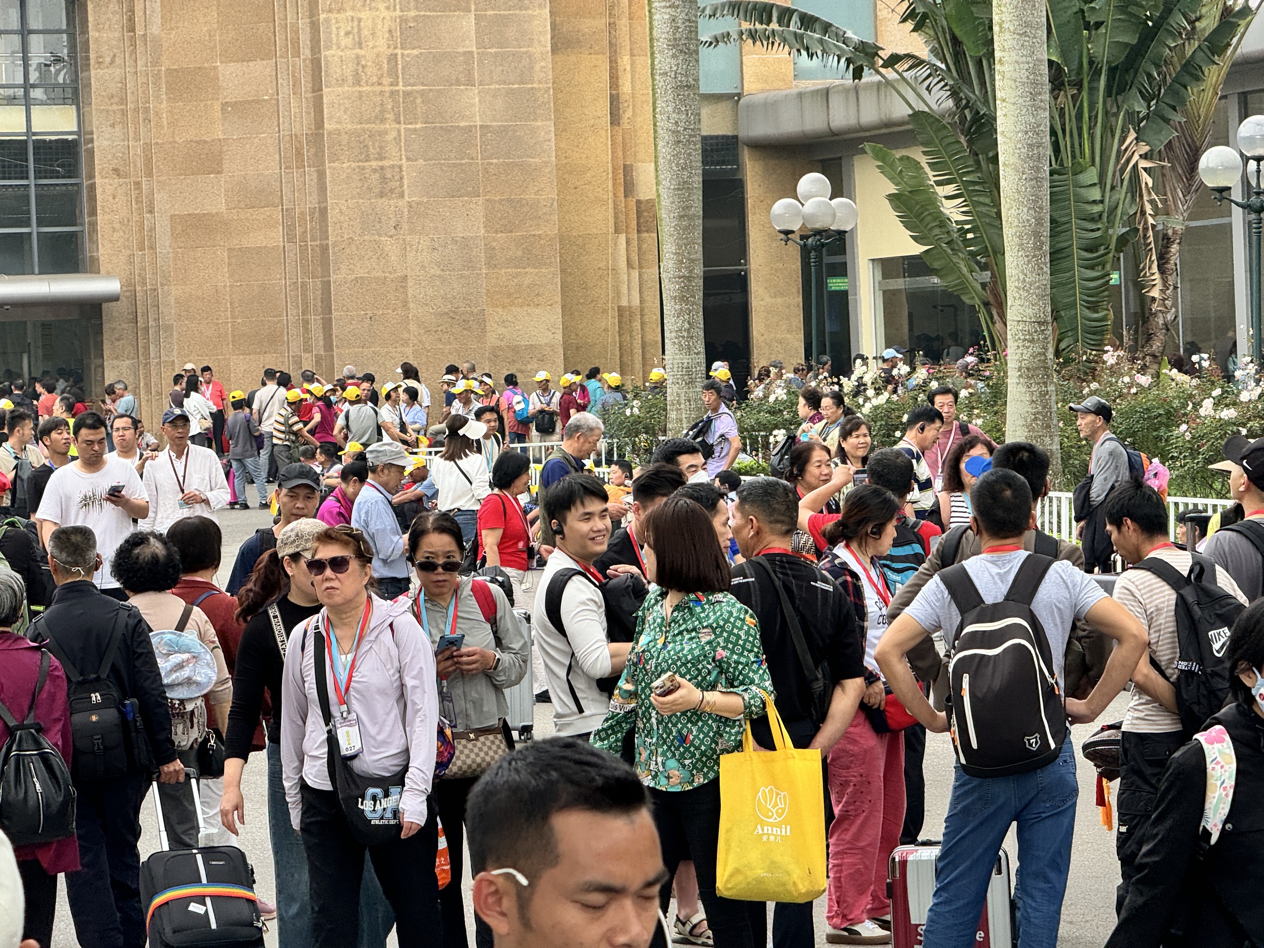 Cửa khẩu Móng Cái ùn tắc cục bộ vì khách Trung Quốc theo tour 0 đồng- Ảnh 7. Cửa khẩu Móng Cái ùn tắc cục bộ vì khách Trung Quốc theo tour 0 đồng- Ảnh 7.