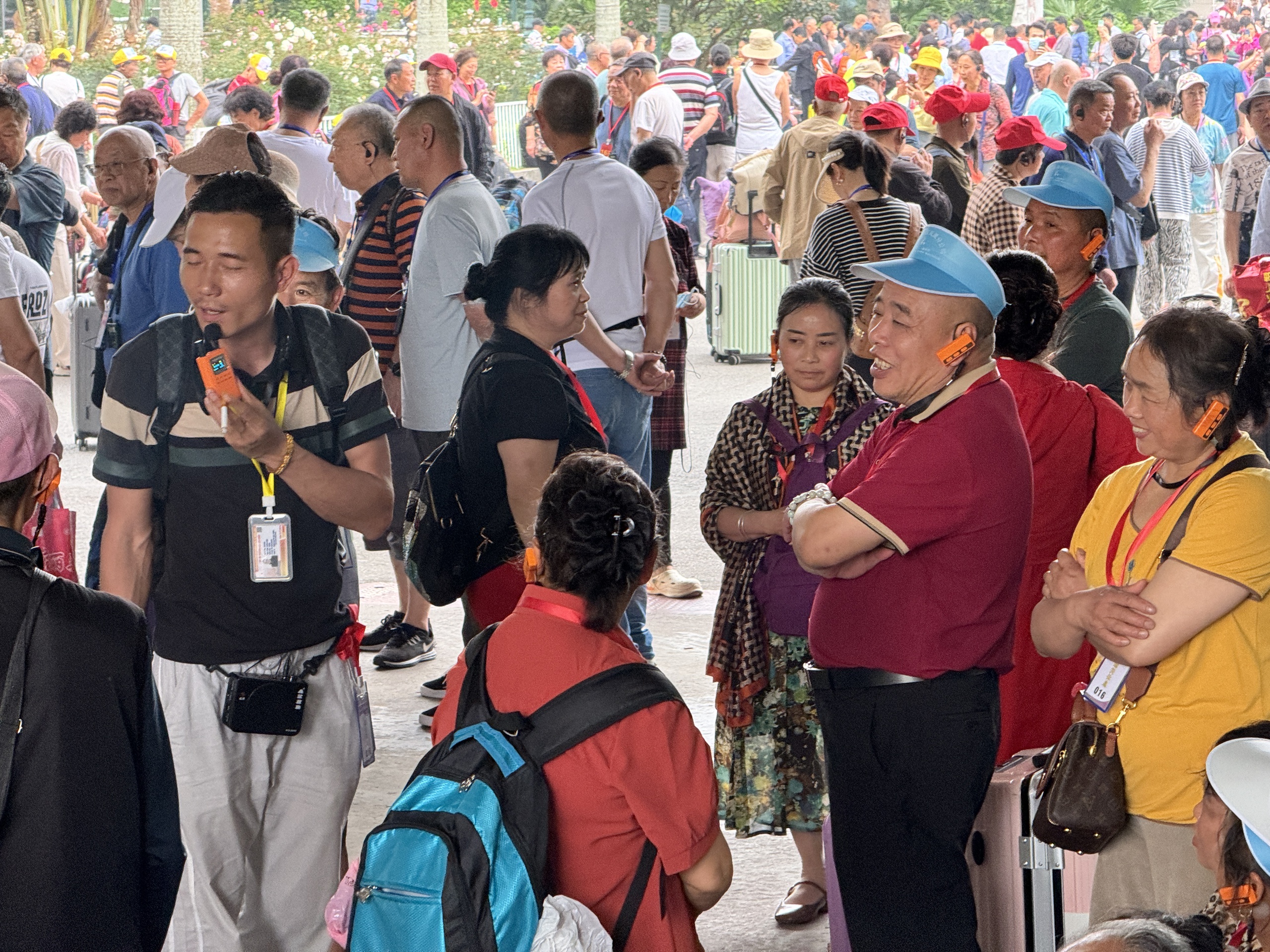 Cửa khẩu Móng Cái ùn tắc cục bộ vì khách Trung Quốc theo tour 0 đồng- Ảnh 11. Cửa khẩu Móng Cái ùn tắc cục bộ vì khách Trung Quốc theo tour 0 đồng- Ảnh 11.