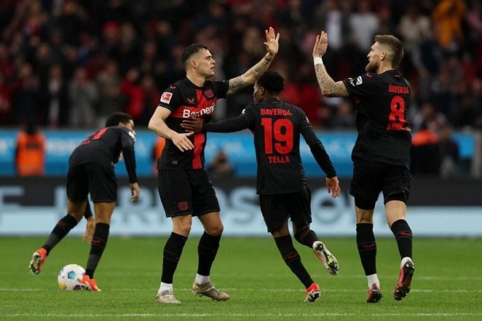 Các cầu thủ chủ nhà mừng bàn gỡ trận Leverkusen 2-1 Hoffenheim ở vòng 27 Bundesliga tối 30/3 trên sân BayArena. Ảnh: Reuters