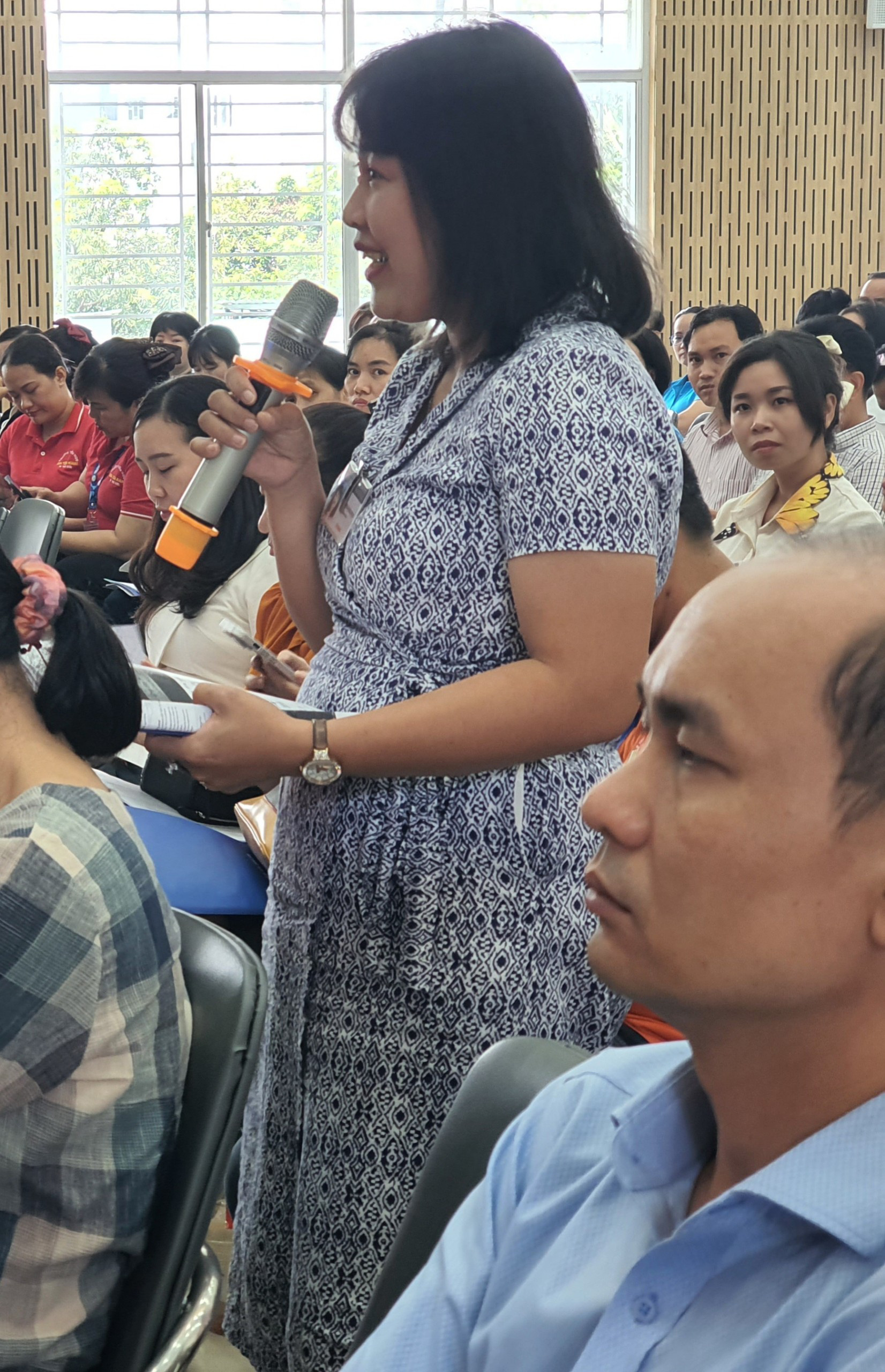 Học sinh Thủ Đức, TP.HCM hồi hộp và thích thú khi trải nghiệm Giáo viên TP Thủ Đức đặt câu hỏi với các diễn giả bằng tiếng Anh - Ảnh: H.HG