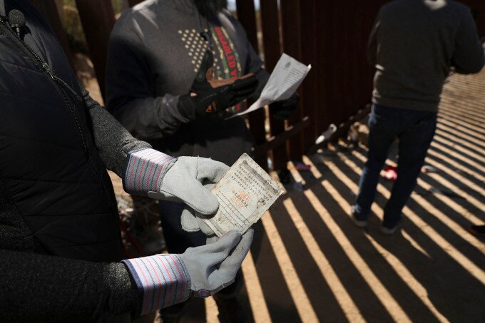 Hộ chiếu Trung Quốc được tìm thấy ở bức tường biên giới Mỹ - Mexico tại bang California ngày 29/2. Ảnh: AFP