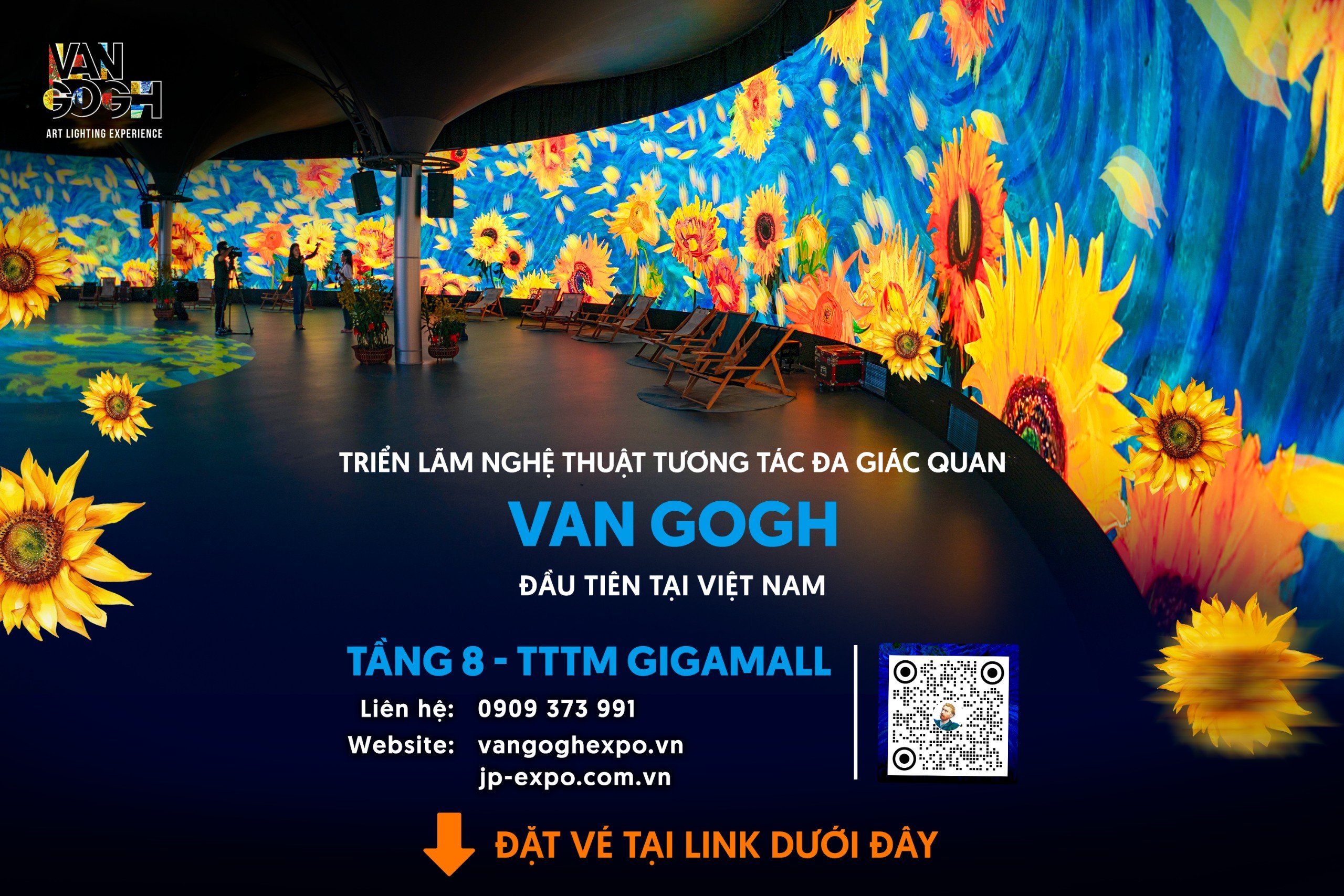 Du khách thích thú thưởng trà, cà phê trước giờ khai mạc Lễ hội Du khách thích thú thưởng trà, cà phê trước giờ khai mạc Lễ hội
