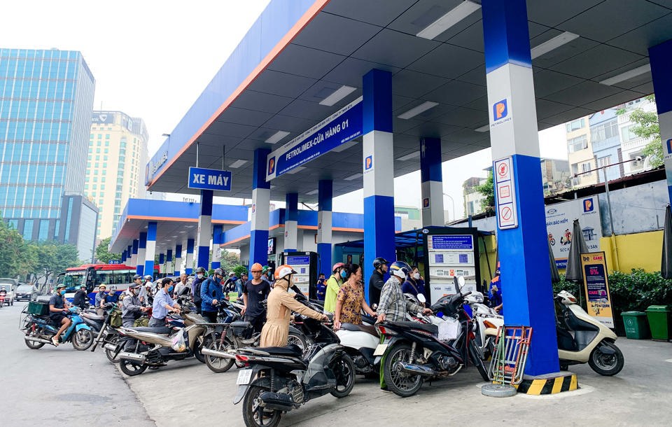 Theo dự thảo Nghị định kinh doanh xăng dầu mới, doanh nghiệp tự quyết định giá bán xăng nhưng không được vượt giá trần. Ảnh minh họa