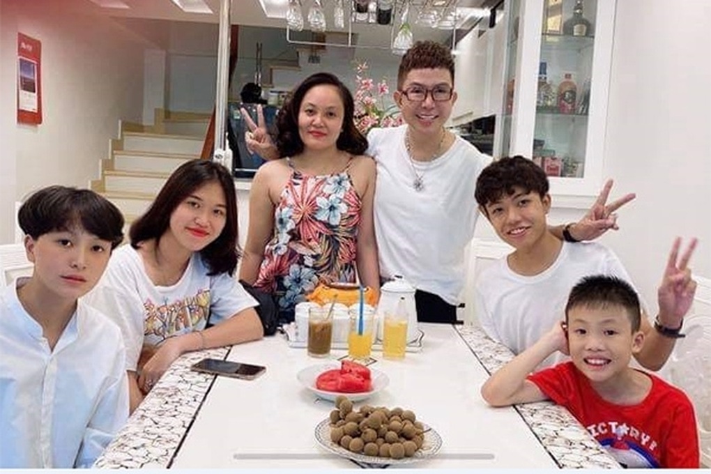 Ca sĩ Long Nhật: Từng ồn ào giờ viên mãn bên vợ con, làm ông ngoại tuổi 57 - 3 Ca sĩ Long Nhật: Từng ồn ào giờ viên mãn bên vợ con, làm ông ngoại tuổi 57 - 3