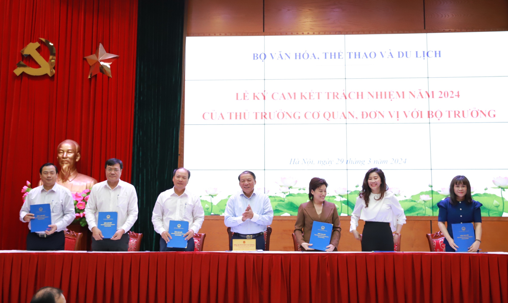 Thủ trưởng 25 cơ quan, đơn vị ký cam kết trách nhiệm với Bộ trưởng Bộ VHTTDL - Ảnh 2. Thủ trưởng 25 cơ quan, đơn vị ký cam kết trách nhiệm với Bộ trưởng Bộ VHTTDL - Ảnh 2.