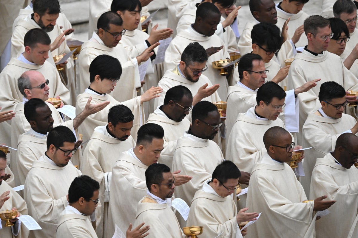 Các linh mục đến từ nhiều quốc gia, mang trên mình nhiều sắc tộc, màu da khác nhau hòa chung một lời kinh cầu nguyện tại quảng trường Thánh Peter vào buổi sáng lễ Phục sinh - Ảnh: AFP