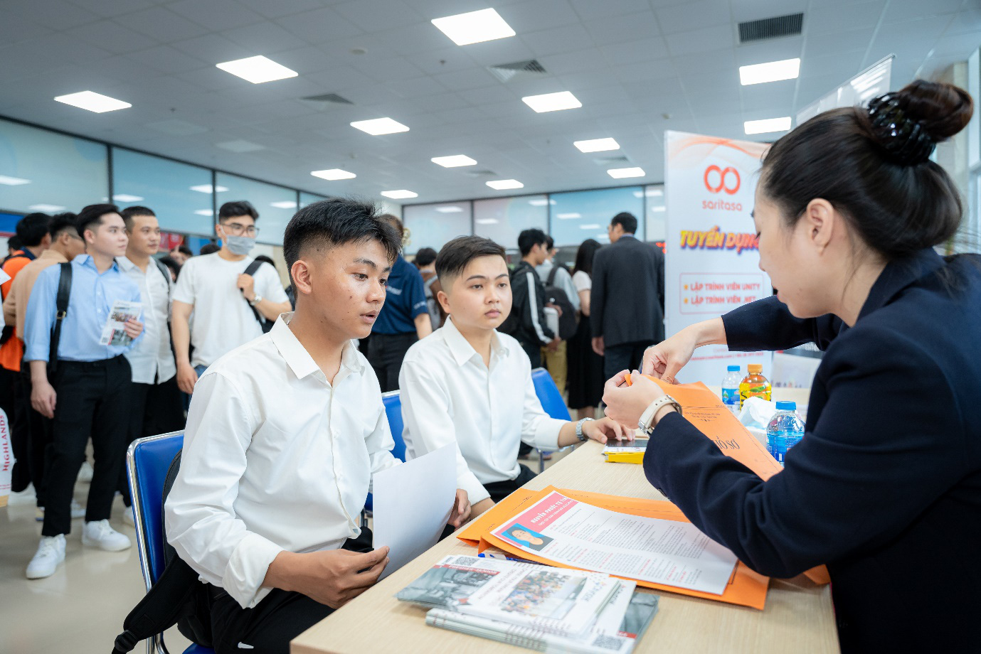 Sinh viên tham gia phỏng vấn tại HUTECH IT Open Day 2024- Ảnh 2. Sinh viên tham gia phỏng vấn tại HUTECH IT Open Day 2024- Ảnh 2.