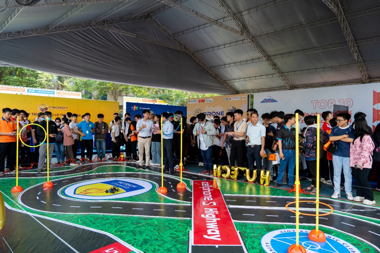 Sinh viên tham gia phỏng vấn tại HUTECH IT Open Day 2024- Ảnh 4. Sinh viên tham gia phỏng vấn tại HUTECH IT Open Day 2024- Ảnh 4.