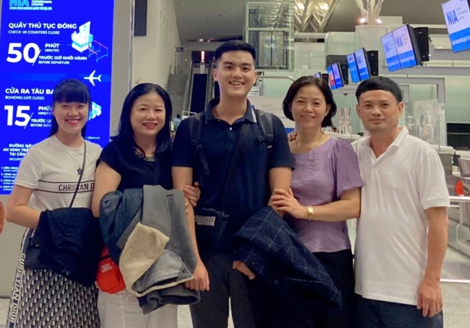 Người thân tiễn Nhật lên đường du học, hồi cuối tháng 1. Ảnh: Nhân vật cung cấp