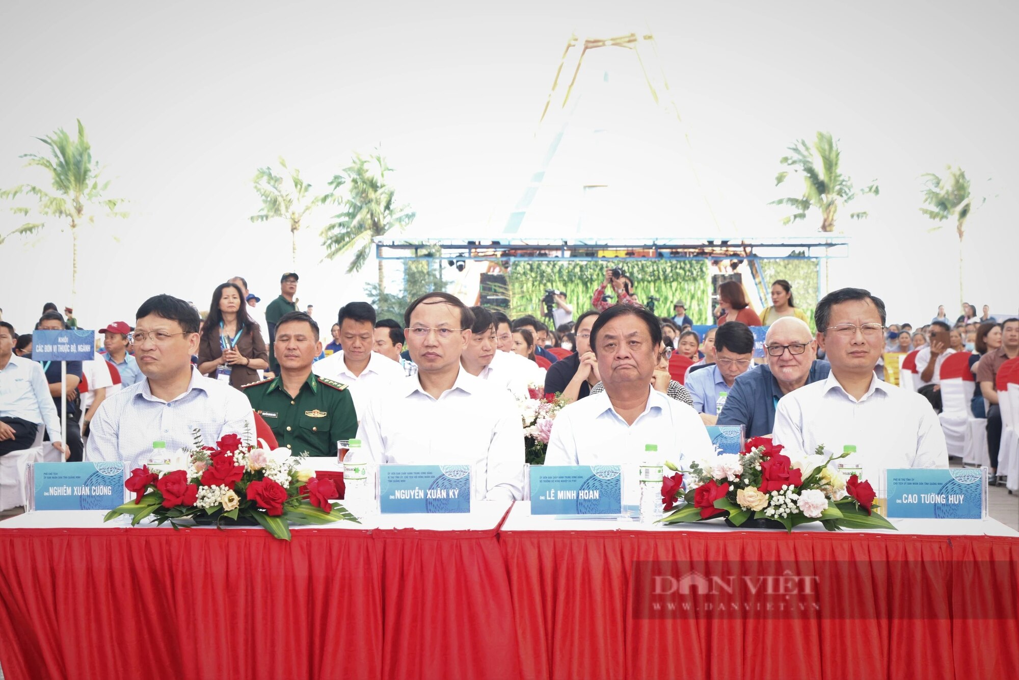 Bộ trưởng Lê Minh Hoan, Bí thư Tỉnh ủy Quảng Ninh Nguyễn Xuân Ký cùng 100 đại biểu thả 5 triệu con giống về biển- Ảnh 2.