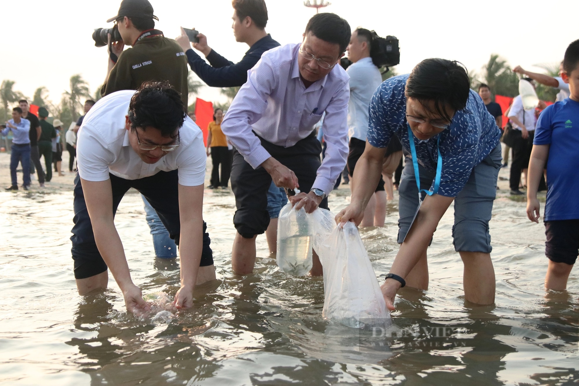 Bộ trưởng Lê Minh Hoan, Bí thư Tỉnh ủy Quảng Ninh Nguyễn Xuân Ký cùng 100 đại biểu thả 5 triệu con giống về biển- Ảnh 7.