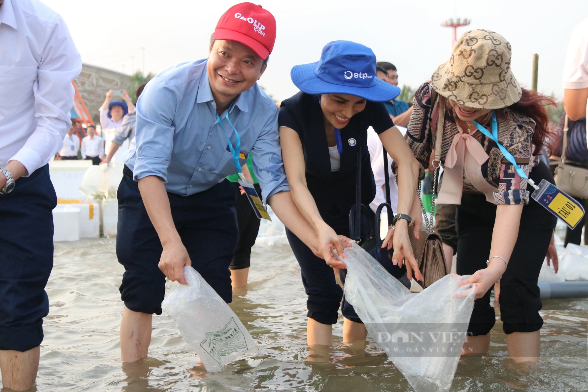 Bộ trưởng Lê Minh Hoan, Bí thư Tỉnh ủy Quảng Ninh Nguyễn Xuân Ký cùng 100 đại biểu thả 5 triệu con giống về biển- Ảnh 6.