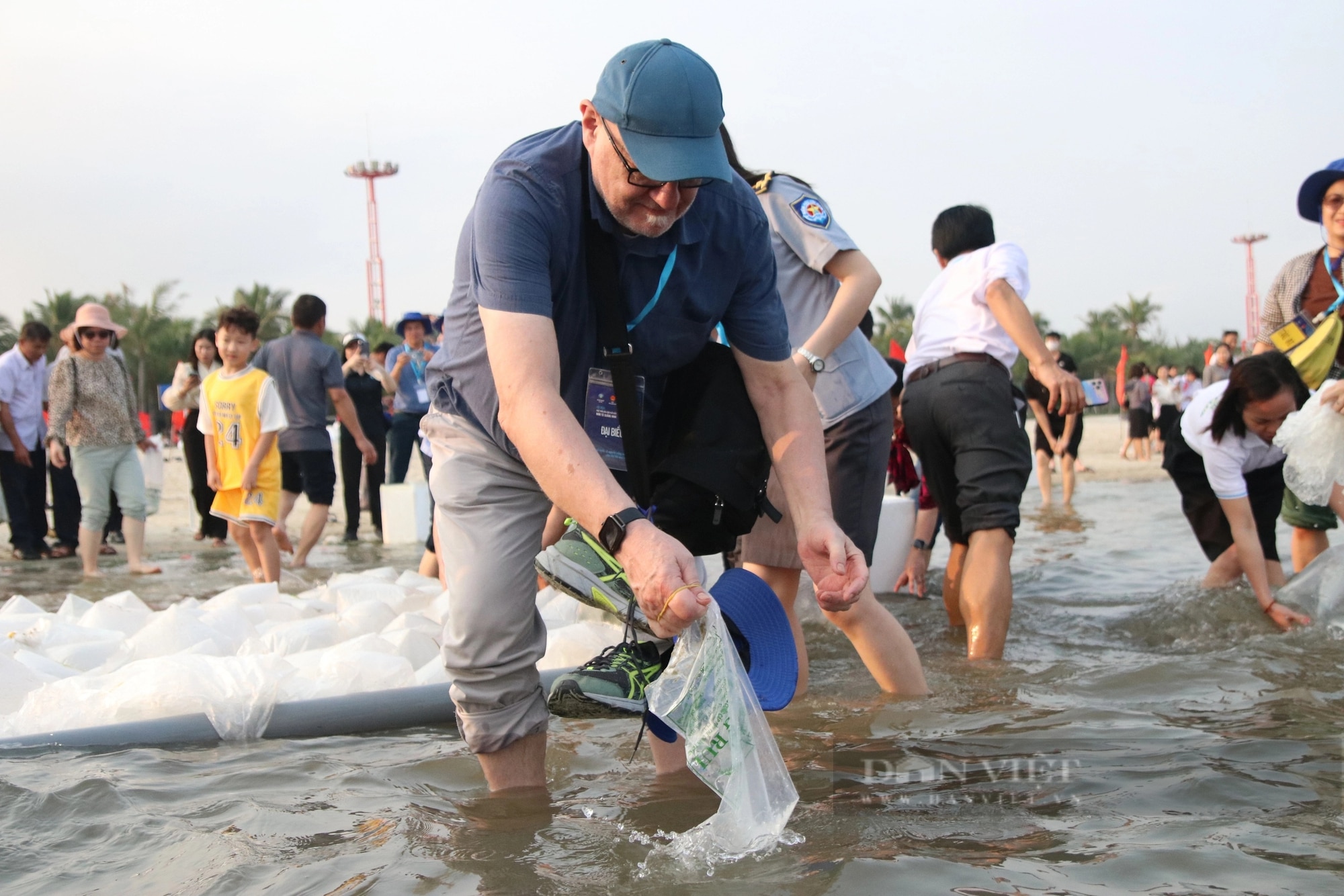 Bộ trưởng Lê Minh Hoan, Bí thư Tỉnh ủy Quảng Ninh Nguyễn Xuân Ký cùng 100 đại biểu thả 5 triệu con giống về biển- Ảnh 8.