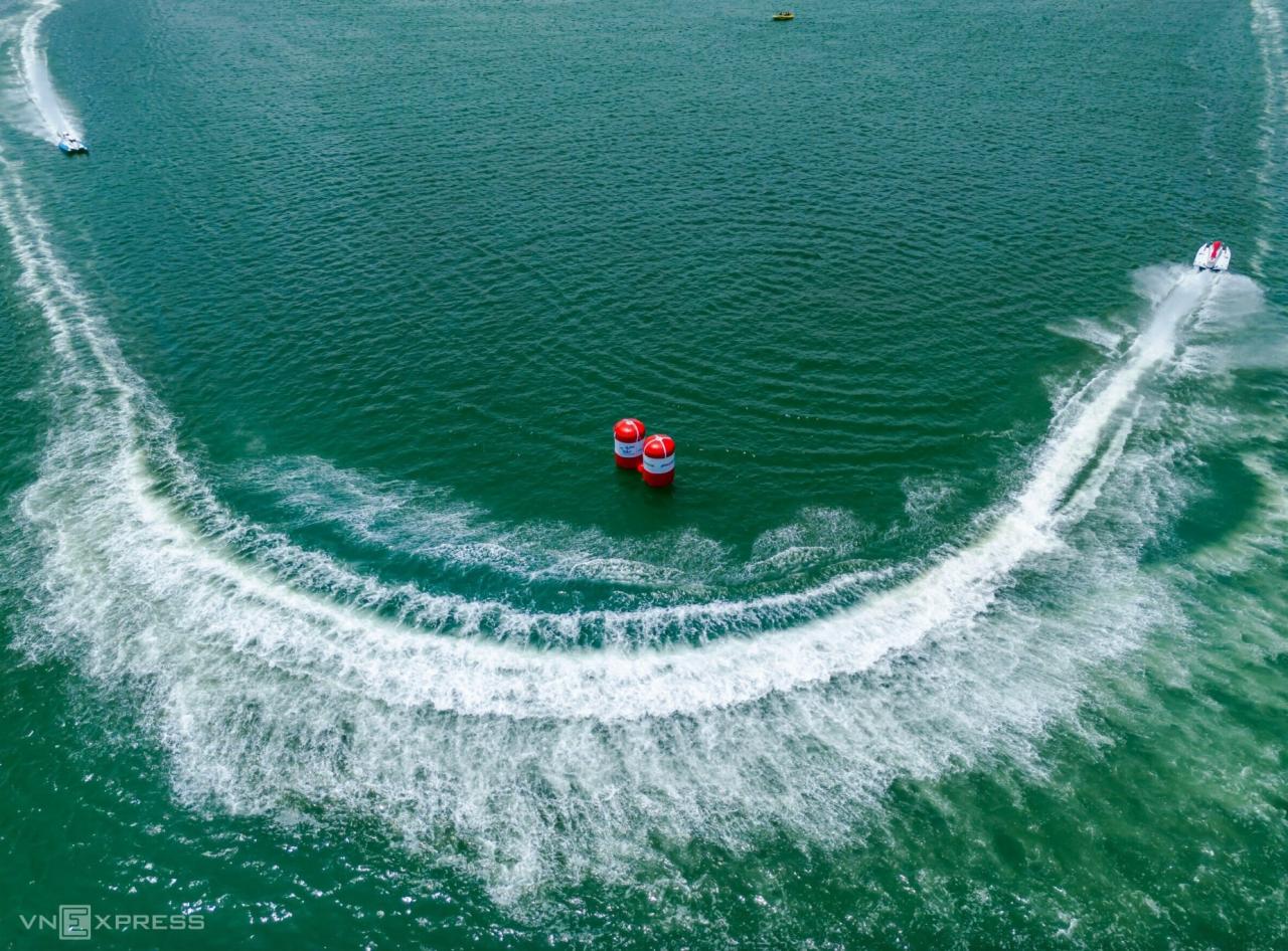 18 thuyền máy công thức một đua trên đầm Thị Nại