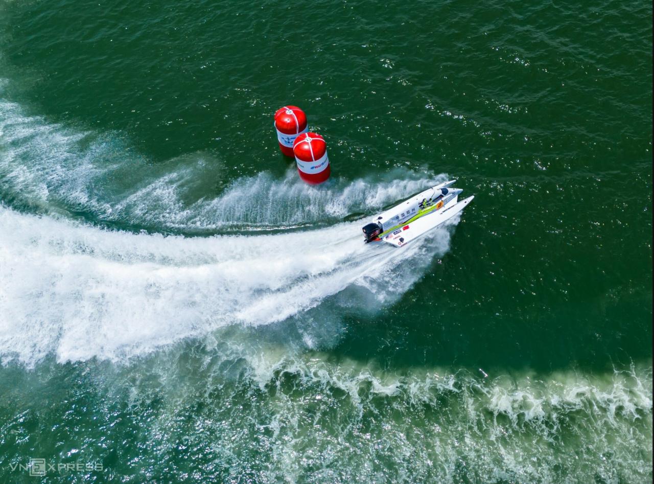 18 thuyền máy công thức một đua trên đầm Thị Nại