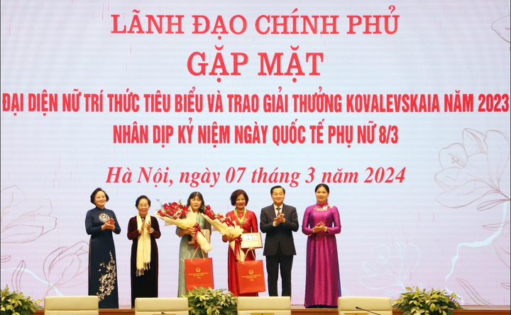 Phó Thủ tướng Lê Minh Khái, nguyên Phó Chủ tịch nước, Chủ tịch Ủy ban giải thưởng Kovalevskaia Nguyễn Thị Doan, Bộ trưởng Bộ Nội vụ Phạm Thị Thanh Trà, Chủ tịch Hội Liên hiệp phụ nữ Việt Nam Hà Thị Nga chúc mừng 2 nhà khoa học nữ được trao Giải thưởng Kovalevskaia năm 2023.