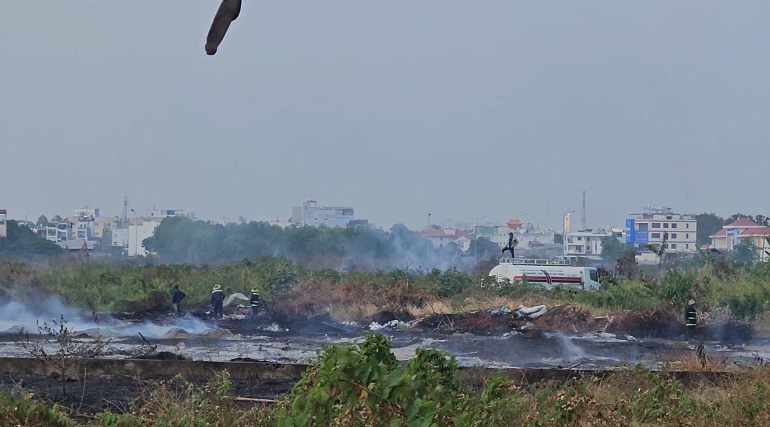 2 vụ đốt cỏ rác cháy lan giữa nắng nóng gây hoảng loạn ở Tân Phú- Ảnh 3.