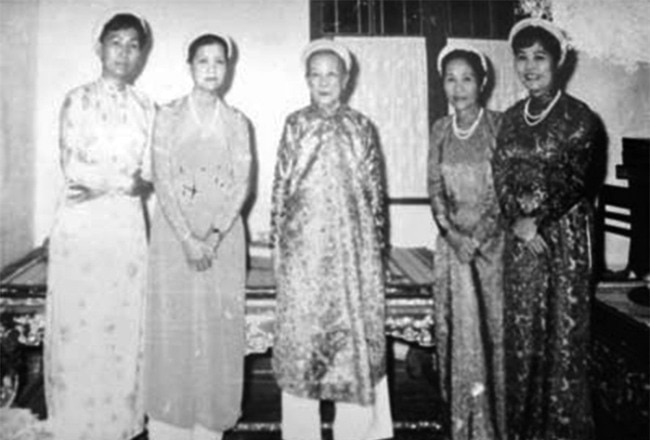 Chiêm ngưỡng nhan sắc bà hoàng, công chúa nổi tiếng nhất triều Nguyễn - Ảnh 9. Chiêm ngưỡng nhan sắc bà hoàng, công chúa nổi tiếng nhất triều Nguyễn - Ảnh 9.