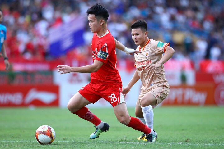 Hà Nội FC, Thể Công – Viettel và CLB Công An Hà Nội phải chọn ra một đội rời sân Hàng Đẫy. (Ảnh: Minh Chiến)
