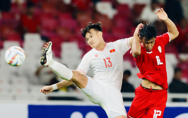Chuyên gia ESPN: 'Rủi ro rất cao trong cuộc đối đầu giữa Việt Nam với Indonesia'- Ảnh 1. Trận đấu giữa Việt Nam (áo trắng) với Indonesia tại Mỹ Đình hứa hẹn sẽ