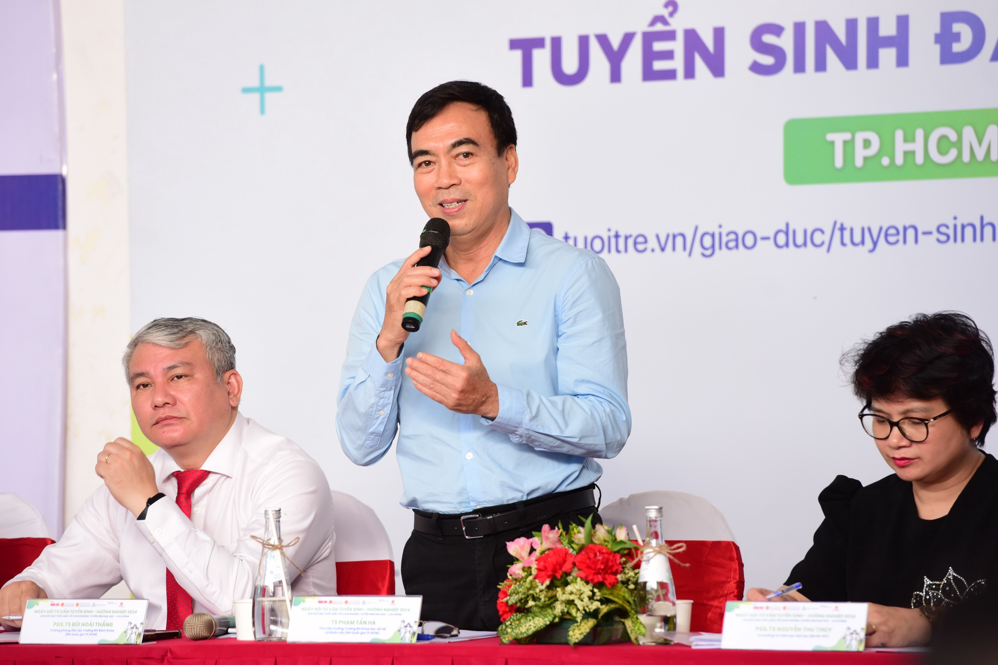 TS Phạm Tấn Hạ - phó hiệu trưởng Trường đại học Khoa học xã hội và Nhân văn (Đại học Quốc gia TP.HCM) giải đáp thắc mắc của phụ huynh và học sinh tại ngày hội - Ảnh: DUYÊN PHAN TS Phạm Tấn Hạ - phó hiệu trưởng Trường đại học Khoa học xã hội và Nhân văn (Đại học Quốc gia TP.HCM) giải đáp thắc mắc của phụ huynh và học sinh tại ngày hội - Ảnh: DUYÊN PHAN