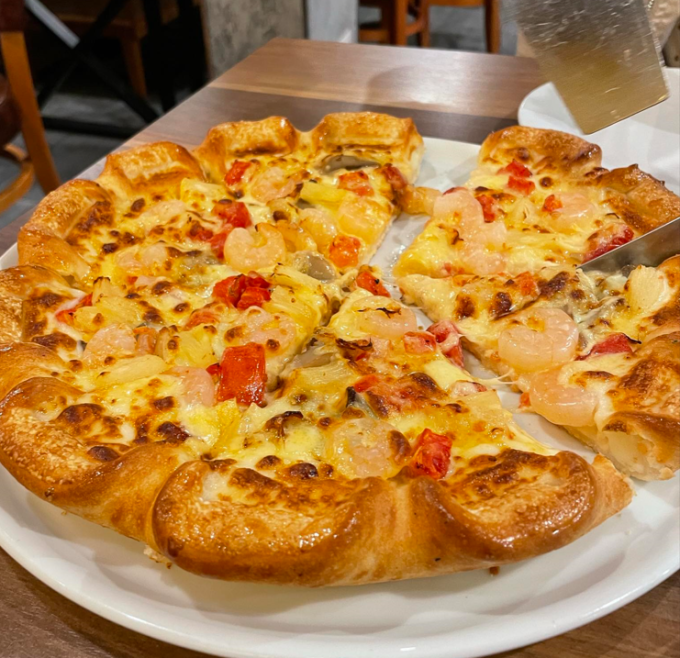 Pizza thường giàu natri và chất béo bão hòa, đều là những thành phần không tốt cho sức khỏe thận nếu nạp quá nhiều. Ảnh: Hà Phượng